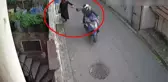 Kapkaççılar yaşlı kadını hedef aldı! O anlar saniye saniye kamerada