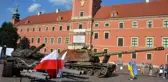 Ukrayna'nın etkisiz hale getirdiği Rus tankı ve obüsü Polonya'da sergilendi