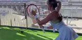 Cesur pozlarıyla tanınan ünlü sunucu tenis oynarken de rahat durmadı! Eteğini kaldırıp poz verdi