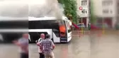 Sağanak yağışta rögar kapağına çarpan otobüs alev aldı