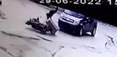 Hafif ticari aracın çarptığı motosikletli böyle havalandı