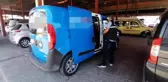 Çalışır vaziyetteki kargo aracını çaldı, birkaç sokak ileride pazar yerine bırakıp gitti...O anlar kamerada