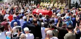 Cüneyt Arkın'ın cenazesinde gerginlik! Basın mensupları, vatandaşlarla tartıştı