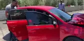 Son dakika haber... Kaza yapıp aracı ve yaralı kadını bırakıp kaçan sürücü, geri dönüp kazayı uzaktan izlerken yakalandı