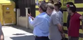 Polis uyarısına aldırış etmediler... Şüpheli paketi görüntülemek için telefonlara sarıldılar