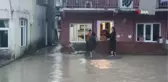 Sağanak sonrası evlerin giriş katlarını su bastı