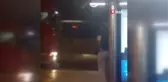 Durakta yolcular metrobüs beklerken tır geldi