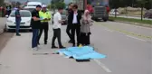 ENGELLİ OĞLUYLA YOLUN KARŞISINA GEÇMEYE ÇALIŞIRKEN, MİNİBÜS ÇARPMASIYLA ÖLDÜ