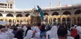 Kabe'nin çevresindeki bariyerler nedeniyle Hacer'ül Esved'e hasret tavaf
