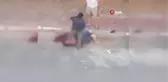 Son dakika haberleri! Sokak ortasında bıçakladığı kadının başında bekleyip yanına kimseyi yaklaştırmadı...Dehşet anları kamerada