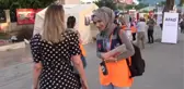 Van depremini yaşayan afetzede kadın gönüllü olarak afetlere karşı vatandaşı bilgilendiriyor