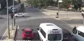 Son dakika haber! Otomobilin çarptığı motosikletli sürücü metrelerce sürüklendi...O anlar kamerada