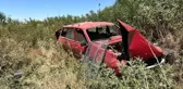 Trafik işareti levhasına çarpan otomobil şarampole devrildi