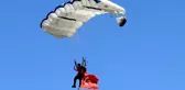Adrenalin tutkunu Avusturalyalı sporcu Türk bayrağıyla atlayış yaptı
