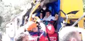 Kamyonet ve tırın karıştığı kazada sürücüler ölümden döndü