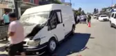 Lastiği fırlayan minibüsün otomobile çarpması sonucu 4 kişi yaralandı