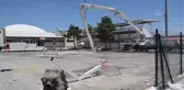 Beton pompasının kopan kolunun altında kalan işçi yaralandı