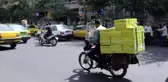 İran'da motosiklet sürücüleri taşımacılık sektörüne yeni boyut kazandırdı