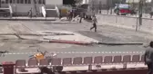 BETON MİKSERİNDEN KOPAN 200 KİLOLUK PARÇA İŞÇİNİN BAŞINA DÜŞTÜ