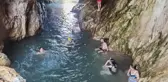 'GİZLİ KANYON'DA SERİNLEMEK İÇİN 2 SAAT YOL YÜRÜYORLAR
