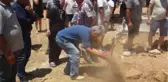 Öldürdükten sonra cesedini yaktılar, acılı baba oğlunun mezarına elleriyle toprak attı