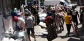 İstanbul'un ortasında izdiham! Ucuza satılan halıları almak için vatandaşlar yarışa girdi