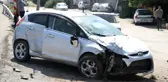 Son dakika: Kontrolden çıkan otomobil ışıkta bekleyen motosikletlere çarptı: 3 yaralı