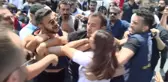 Şiddete karşı yürüyen sağlıkçılarla polis arasında arbede! Ortalık bir anda karıştı
