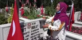 Arefe gününde şehitlikte duygulandıran anlar