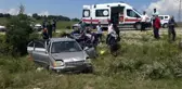 Tarlaya uçan otomobildeki 3 kişi yaralandı