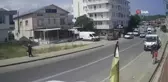 Yolun karşısına geçmeye çalışan çocuğa minibüs çarptı