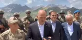 Bakan Soylu, bayram namazını Yüksekova'daki üs bölgesinde askerlerle kıldı