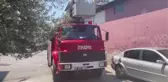 Son dakika haberi: Duvara sıkışan kuş yavrusu itfaiye ekiplerince kurtarıldı