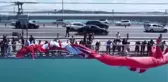 Son dakika... 15 Temmuz Şehitler Köprüsü'ne Türk bayrağı asıldı (2)