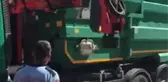 ÇÖP KONTEYNERİNE DÜŞEN KAĞIT TOPLAYICISINI BELEDİYE EKİPLERİ KURTARDI