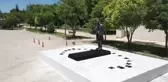 El Cezeri heykelli güneş saati üniversite kampüsünde zamanı gösteriyor