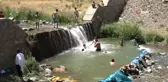 Muş'ta sıcaktan bunalan çocuklar çareyi çayda serinlemekte buldu