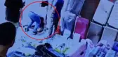 Valiz hırsızına meydan dayağı! Dakikalarca tekme tokat dövdüler