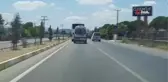 Son dakika haberi... Ambulansa yol vermeyen otobüs kilometrelerce yoluna devam etti... O anlar kamerada