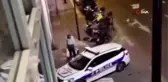 Son dakika haberleri... Fransa'da kaldırımdaki kişiye göz yaşartıcı gaz sıkan polise tepki yağdı