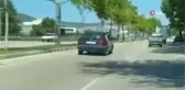 Otomobilin camından sarkan çocuk yürekleri ağza getirdi