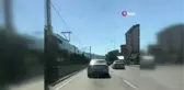 Sandalyeleri akan trafikte motosikletle taşıdılar