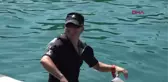 DENİZE DÜŞEN MUHABBET KUŞUNU POLİS JET- SKİ İLE KURTARDI