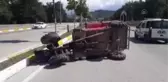 Devrilen tarım aracının altında kalan 3 kişi ağır yaralandı