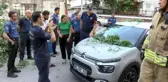 Üsküdar'da asırlık ağaç otomobilin üzerine devrildi