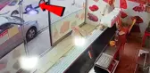 Zeytinburnu'nda yolda yürüyen kadın kör kurşunun hedefi oldu, o anlar kamerada
