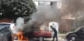 Alev topuna dönen otomobilinin içine girdi