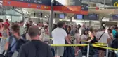 Almanya'da havaalanlarında kriz devam ediyorYolcular kontuarlarda uzun kuyruklar oluşturdu