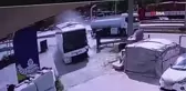 Son dakika haber: Otobüsün yakıt tankerine çarptığı anlar kameraya yansıdı: 3 yaralı