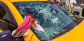 Yaya geçidinden geçen kadın, korkunç kazada can verdi! Çarpan taksi 50 metre sonra durabildi